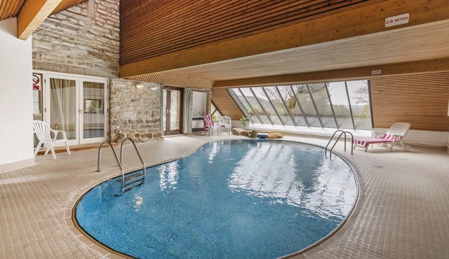 The Round House, Year-Round Indoor Pool, 3 Miles from Chatsworth. Sleeps 2-5