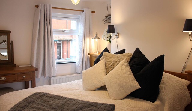 The Sails – Romantic Retreat for Two, Cosy Light-Filled House