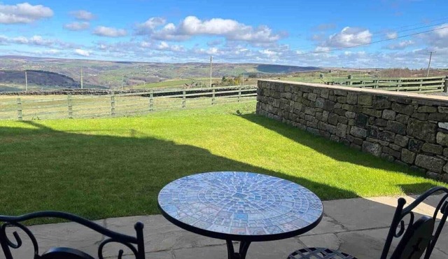 The Snug, Beautiful luxury 1 Bed Ground floor Cottage with outstanding views.