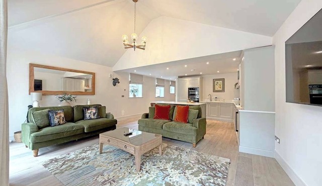 The Stables - Stylish Stay Sleeps 6 and Parking
