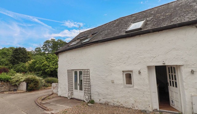 THE STUDIO COTTAGE, pet friendly in Denbigh