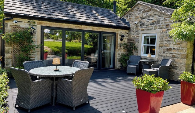THE SUMMERHOUSE, romantic, with open fire in Kildwick