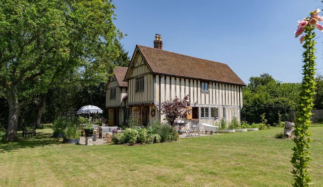 The Timber House - sleeps 8 guests in 4 bedrooms