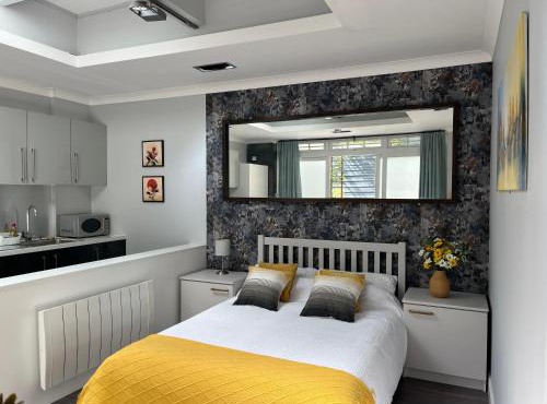 The Welcome Haven - Cozy Studio with Patio & Free Parking