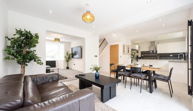 The Wilmslow House Free Parking - Close to Airport