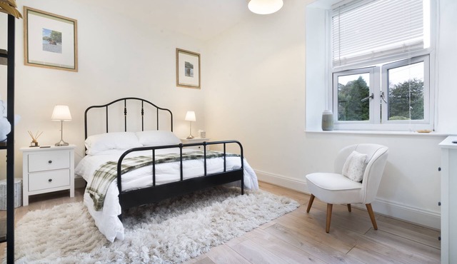 Three Bridges - a cottage that sleeps 4 guests in 2 bedrooms