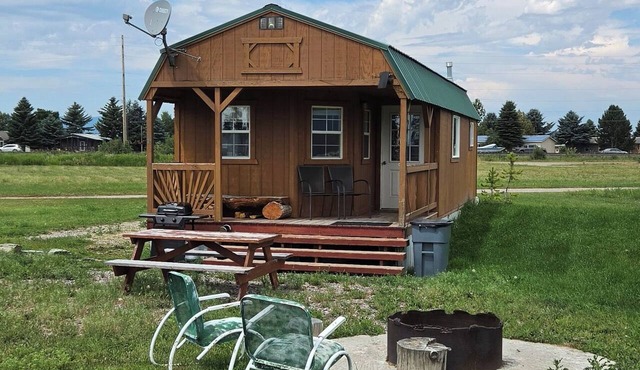 Tiny House sleeps 6 minutes from Glacier and Whitefish Ski Area in Kalispell