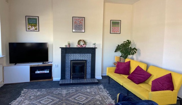Town Centre House Sleeps 8 with parking