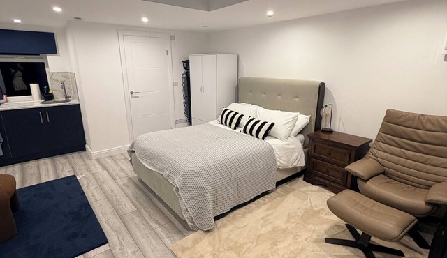 Tranquil 1-bedroom chalet in charming London for a cozy stay