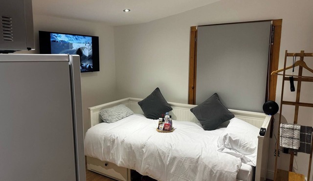 Tranquil Cabin Retreat in Bexleyheath