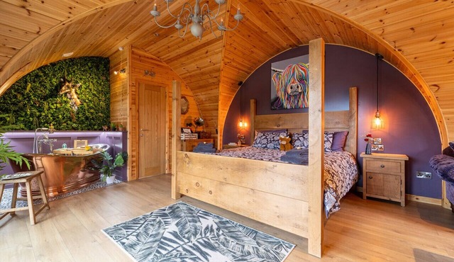 Tranquil Luxury: Hot Tub, Firepit, & Superking-size bed