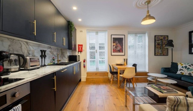 Trendy Hoxton, Full Kitchen, Large Garden