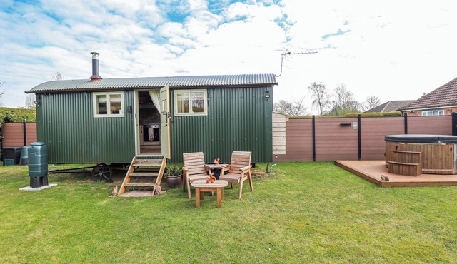 TWIT TWOO SHEPHERDS HUT, pet friendly in North Somercotes
