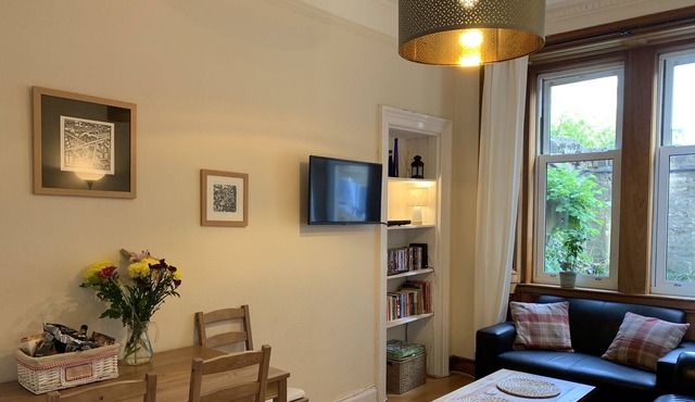 Two bedroom Edinburgh city flat on ground floor, free wifi