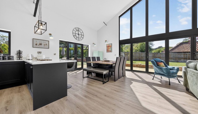Two Duck Barn Luxury Barn Conversion with Hot Tub , Games room and EV charger