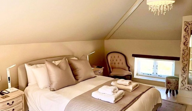 Two Kingsize Bedrooms with Bathrooms Ensuite, Walled Garden, Aircon, Parking