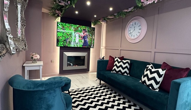 Ultimate Hen Suite for 12 with make up room