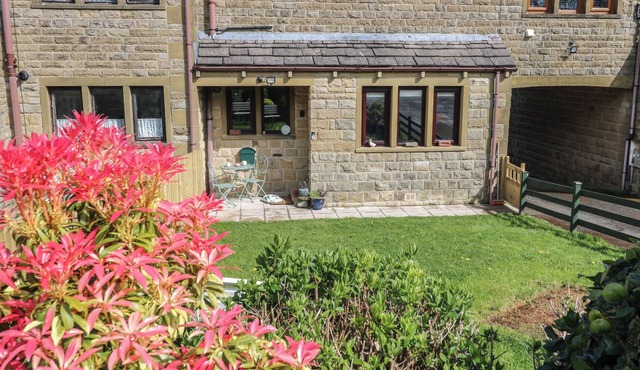 UNDERVIEW, pet friendly, character holiday cottage in Holmfirth