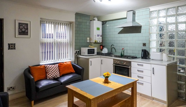 Unique 2-bed Cottage Flat in Headingley, Near Universities and Shops, Ground