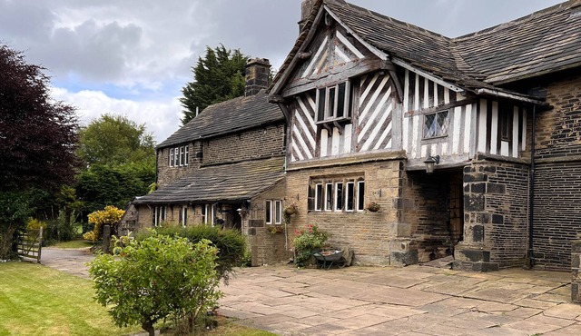 Unique 550 year old Tudor Gentry House - East Wing