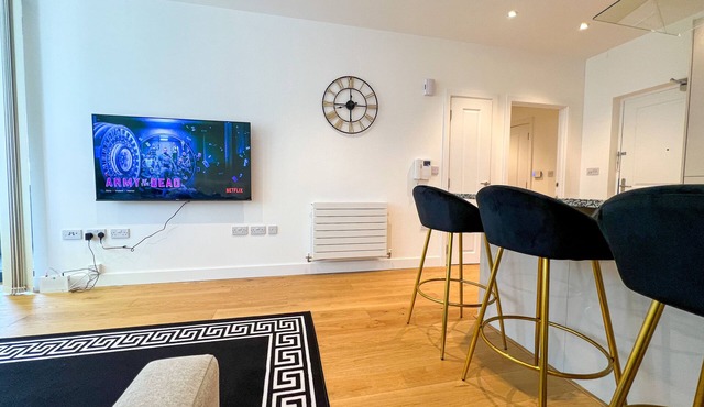 US Embassy Versace Suite + Balcony + 1GB WIFI +Netflix HDTV @LuxuryLondonStays