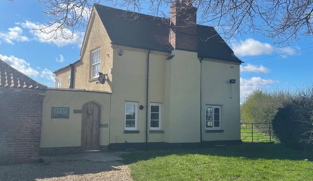 Very rural traditional English Farmhouse, amazing views and pet friendly