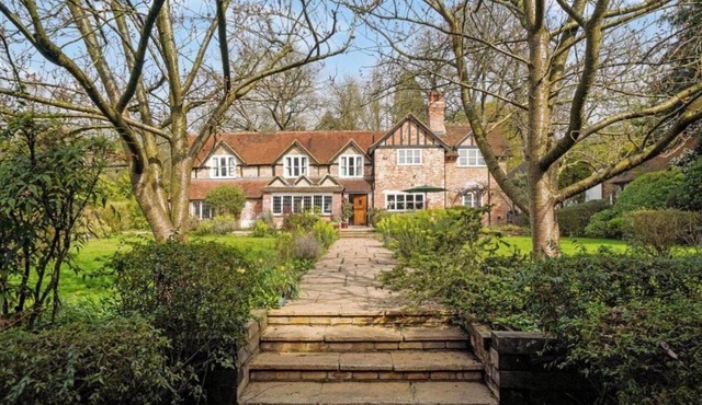 Villa Sleeps 17 - Hot Tub, Garden, Free Parking