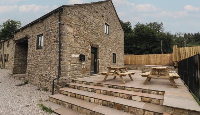 VIRGINIA COTTAGE, pet friendly, luxury holiday cottage in Winterburn