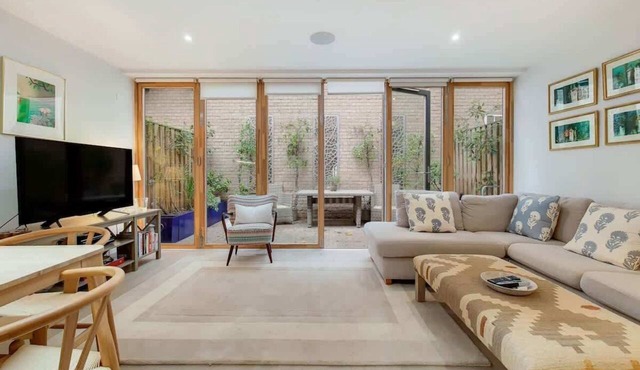 VW5 - Luxury 3 Bed Townhouse with Parking