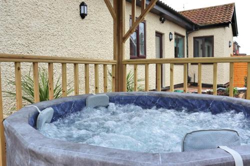 Warden Hills Contractor Retreat with Hot Tub & Parking M1 A6 & Central Luton access