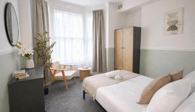 Warm 2 Beds flat for 6 in Holland Park area