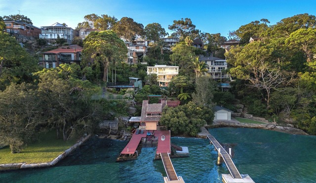 Waterfront Retreat w/2 Jetty – Spacious & Close to Everything in Oatley