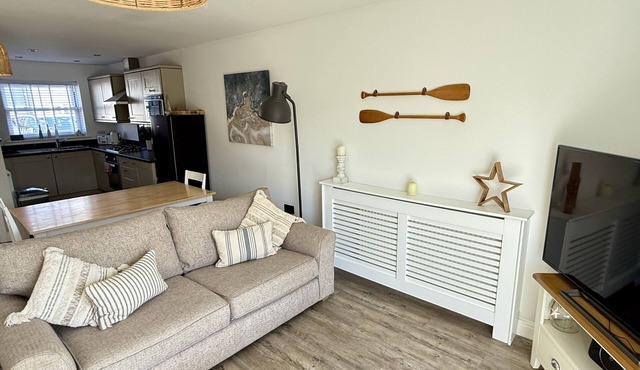Waves @ The Bay - a cottage that sleeps 5 guests in 2 bedrooms
