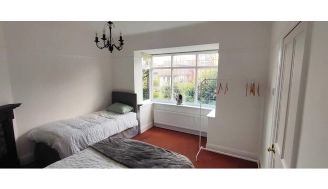 West Street House – Spacious 4-Bed Home Near M1, Ideal for Groups & Contractors
