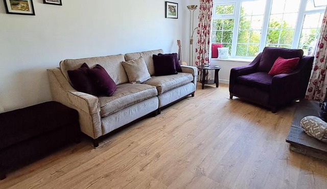 Willow Cottage 4 bed, cosy stopover, dogs welcome