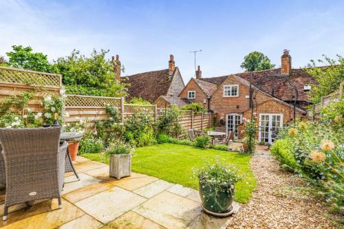 Windmill Cottage Sleeps 4 with Enclosed Garden
