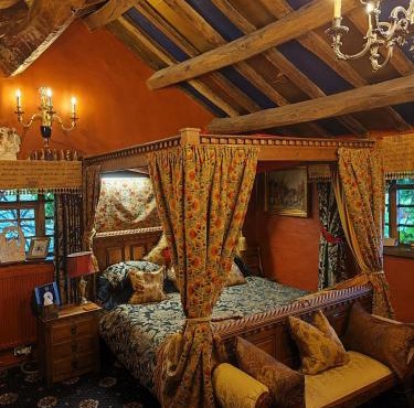 Wizards Thatch Medieval Styled Suites with Four Poster Beds
