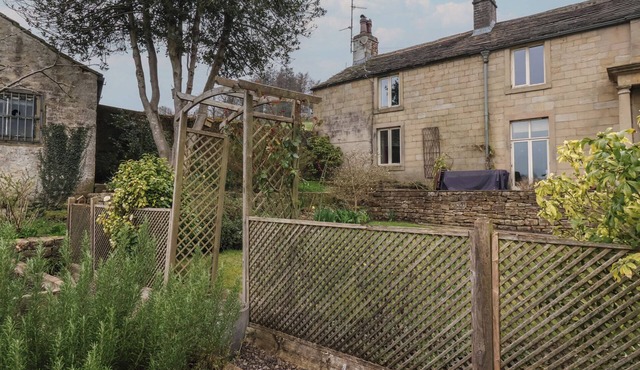 WOOD END FARM COTTAGE, pet friendly, with open fire in Barnoldswick