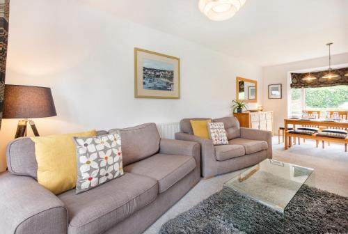 Woodlea House with Free Parking