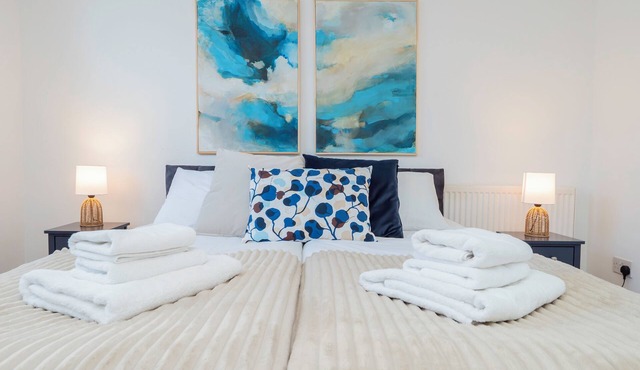 Work-Ready 4‑Bed Home with Parking, Ideal for Teams Working in Banbury and area.
