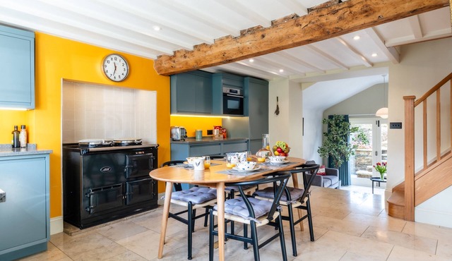 Wynn Cottage - Adderbury, Banbury, sleeps 4 guests in 2 bedrooms