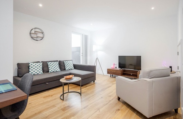 2 BR/ 2BA King's Cross station