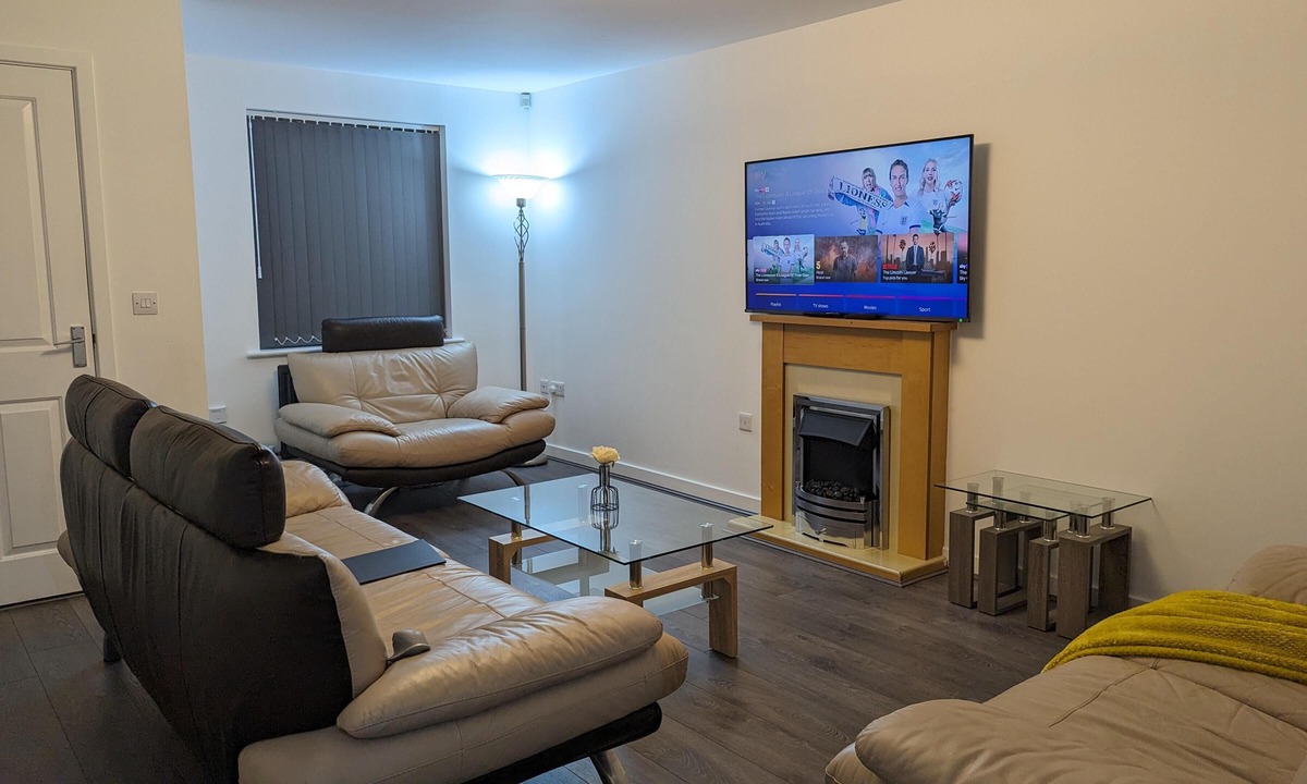 Burnley House | Burnley Entire House 4-bedrooms-sleeps 6-driveway