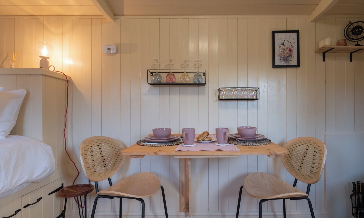 Brackley Cabin | Shepherdshut-hot Tub-cotswolds-petfriendly