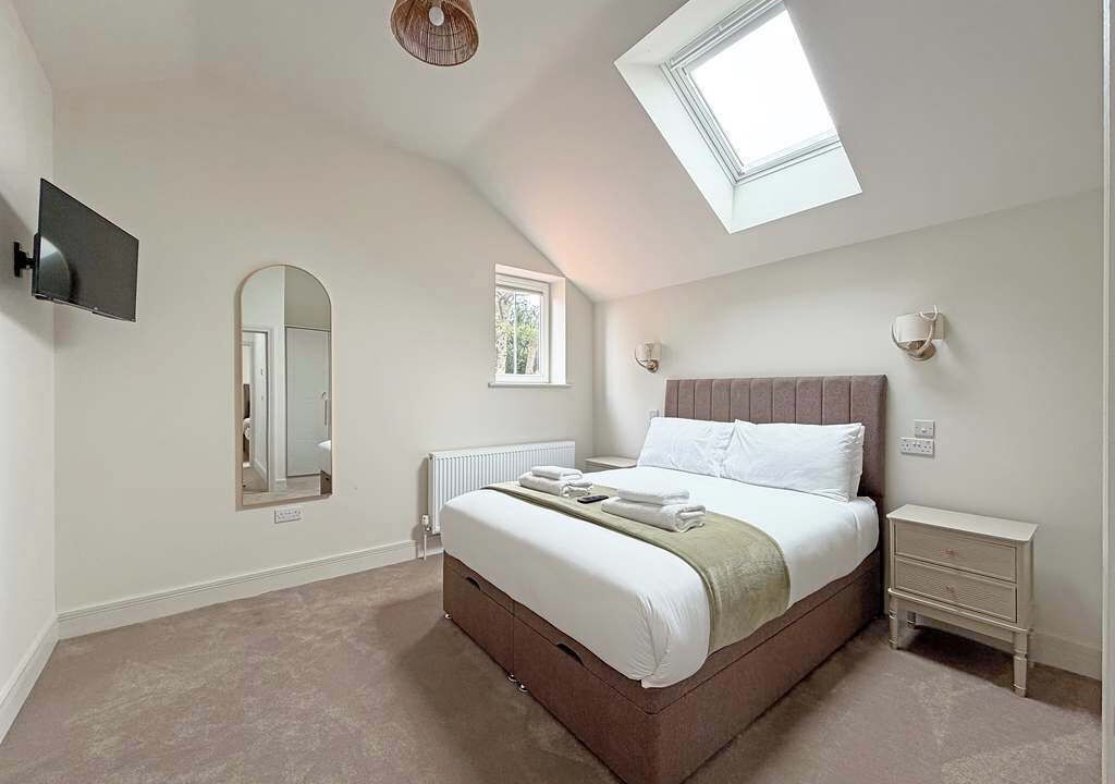Acomb Apartment | The Stables - Stylish Stay Sleeps 6 and Parking