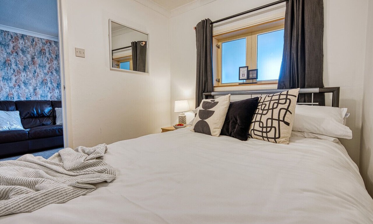 Long Itchington Apartment | Heather Apt | 3 bedrooms | Sleeps 6 | Southam Centre |Close to HS2 Coventry, Rugby & M40 | Inspire Homes
