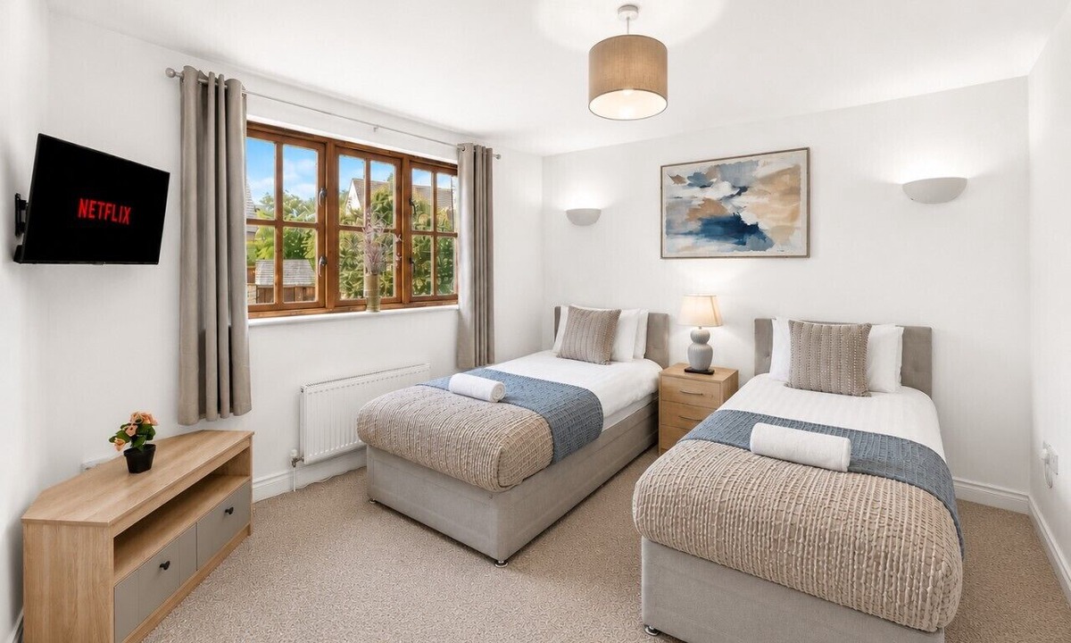 Milton Keynes House | Detached 4BR House in Monkston Park Driveway Parking Fast WiFi Smart TVs Yoko Property