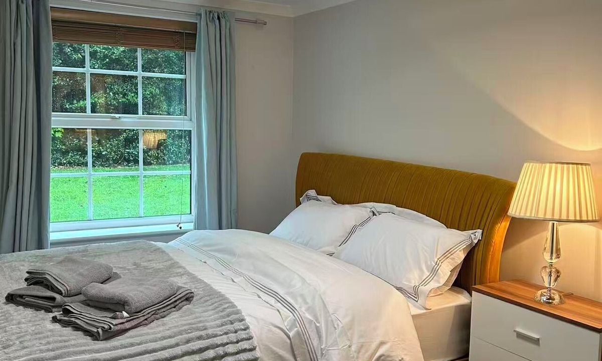 Acomb Apartment | Modern Cosy York City Apartment with Free Parking