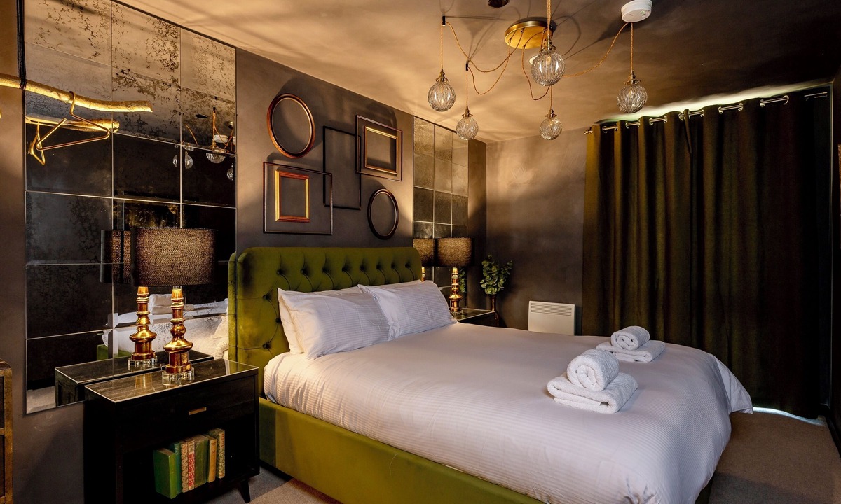 Heworth Apartment | Luxury City Retreat sleeps 4 w/free secure EV parking. 7 min walk to cc