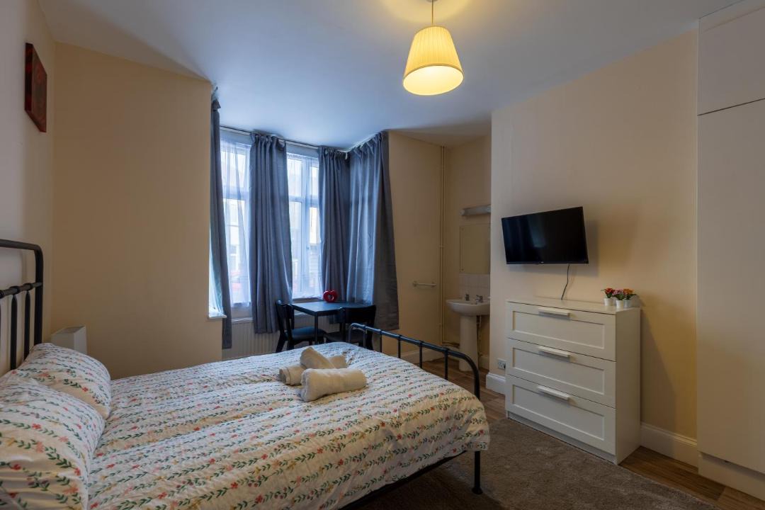 Cambridge House | Trinity - Double Room 20 mins walk to centre, TV, kitchenette, shared bathroom